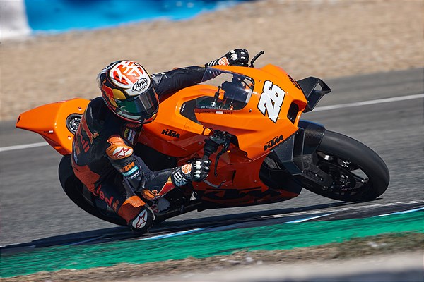 The KTM RC 8C on the track